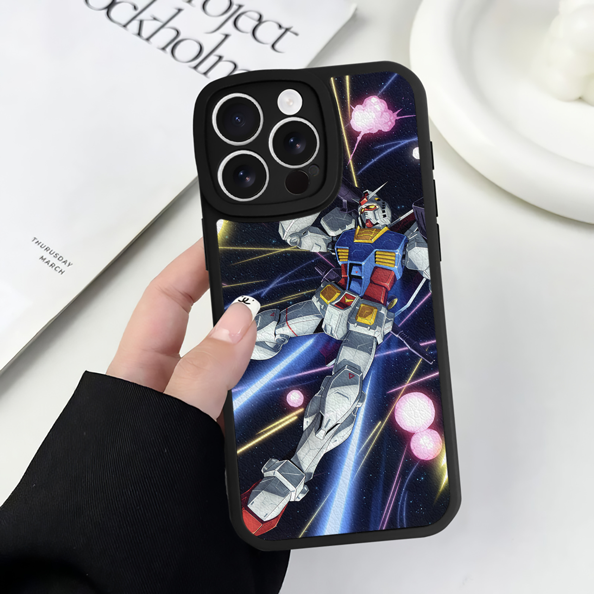 （画像用） 機動戦士ガンダム Mobile Suit Gundam 【iPhone 16シリーズ対応】シリコンスマホケース（レザー調） 材質：シリコン